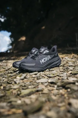 Hoka Challenger 7 GORE-TEX Black / Black  Built at the intersection of road and trail, the Challenger 7 GTX has been completely 