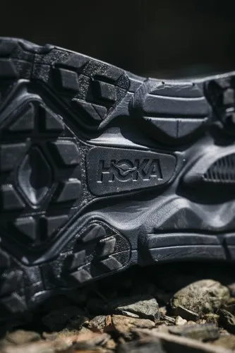 Hoka Challenger 7 GORE-TEX Black / Black  Built at the intersection of road and trail, the Challenger 7 GTX has been completely 