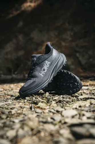 Hoka Challenger 7 GORE-TEX Black / Black  Built at the intersection of road and trail, the Challenger 7 GTX has been completely 