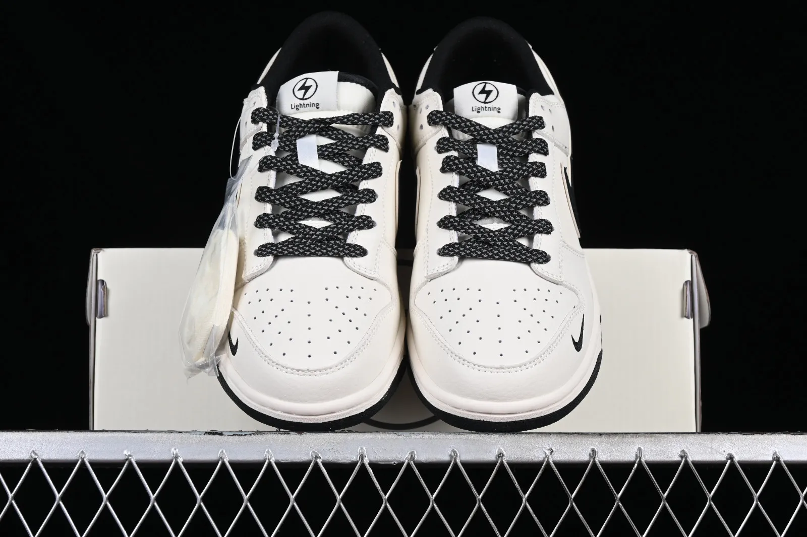 Nike SB Dunk Low Off White Black XD1688-015