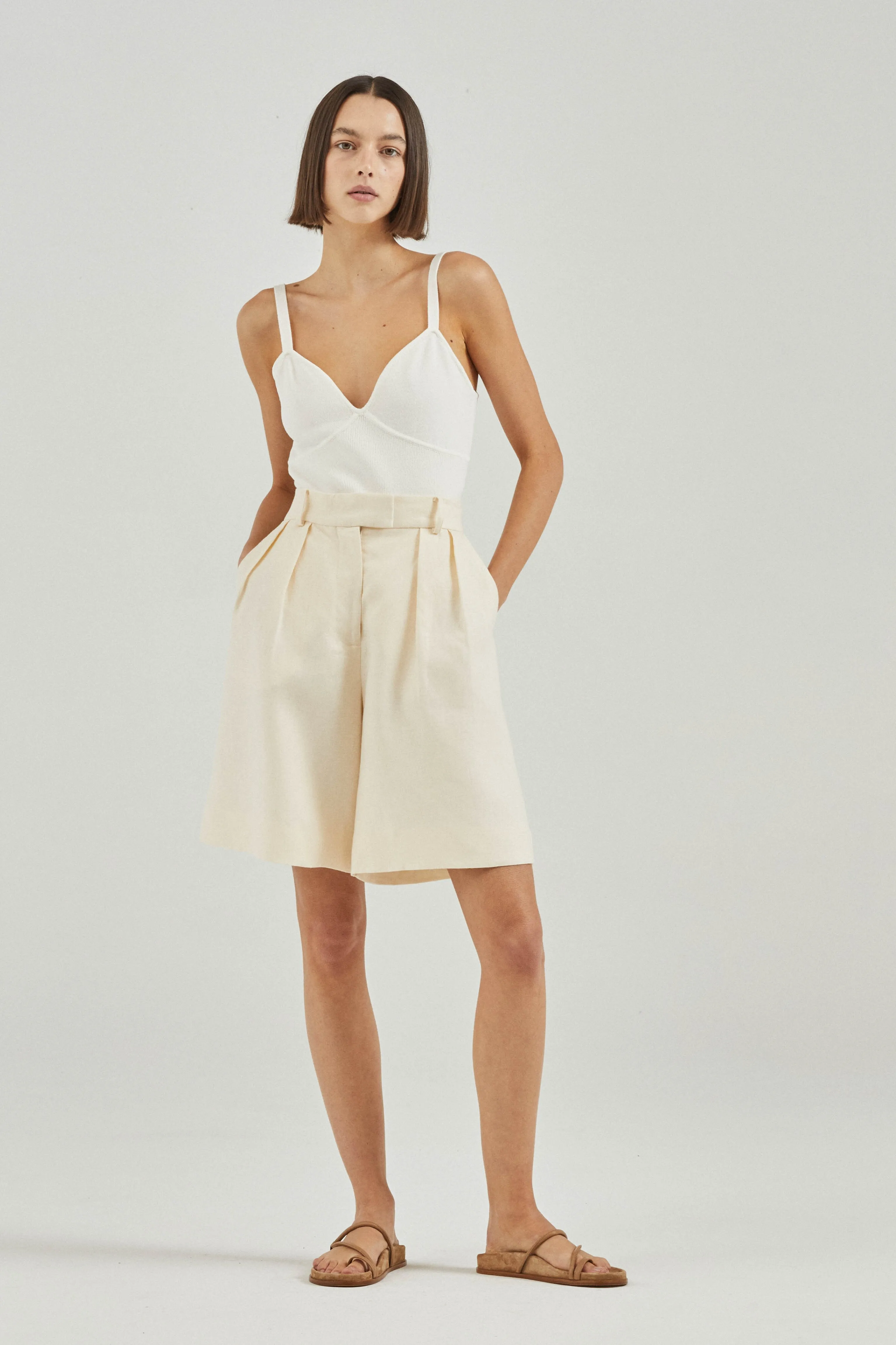 THE ADA SHORT (IVORY)